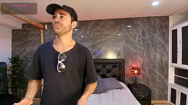 Adams Sanz online show from April 2026 08:17:02 PM