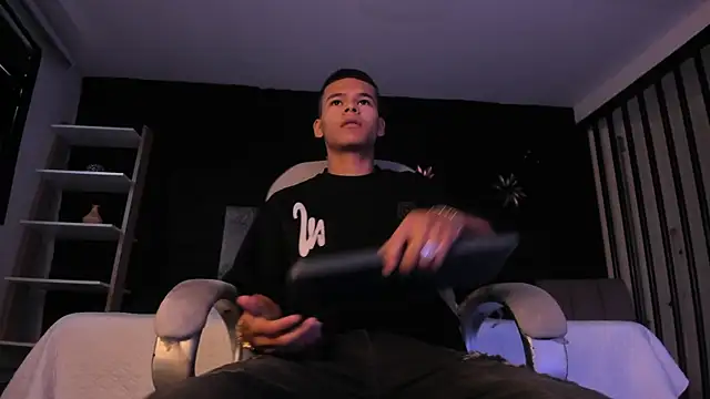 DylanRoyce  online show from April 2026 12:22:01 PM