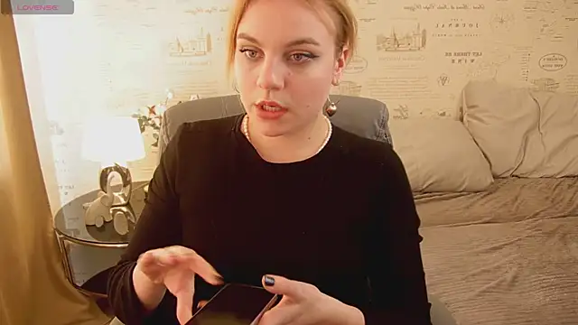 Snapshot of Glow_Margo chatting on June 2026 01:00:01 AM Glow Margo online show from June 2026 01:00:01 AM