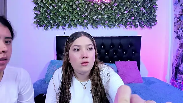 valeria and zoe online show from May 2026 02:04:01 PM