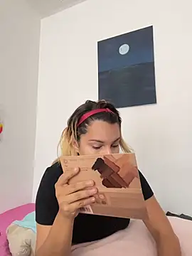 aurora bela online show from March 2026 06:13:01 PM