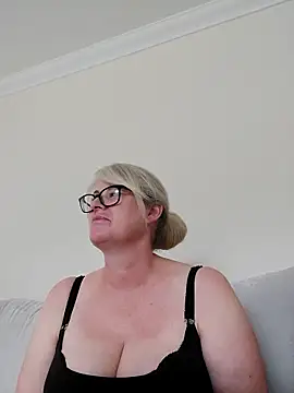 Snapshot of FlirtyFleur-x chatting on April 2026 11:59:01 AM FlirtyFleur-x online show from April 2026 11:59:01 AM