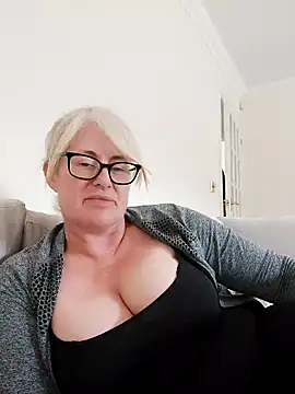 Snapshot of FlirtyFleur-x chatting on April 2026 11:05:01 AM FlirtyFleur-x online show from April 2026 11:05:01 AM