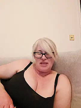 Snapshot of FlirtyFleur-x chatting on April 2026 10:11:01 PM FlirtyFleur-x online show from April 2026 10:11:01 PM