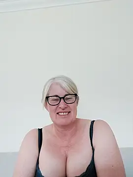Snapshot of FlirtyFleur-x chatting on May 2026 05:30:02 PM FlirtyFleur-x online show from May 2026 05:30:02 PM