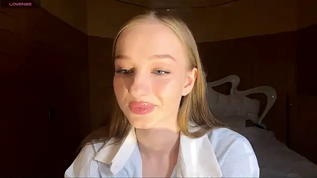 Anika Socutehe online show from April 2026 08:32:01 PM