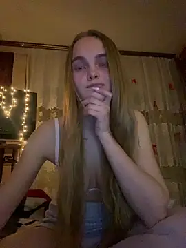 Snapshot of LunaVey chatting on April 2026 05:52:02 PM LunaVey online show from April 2026 05:52:02 PM