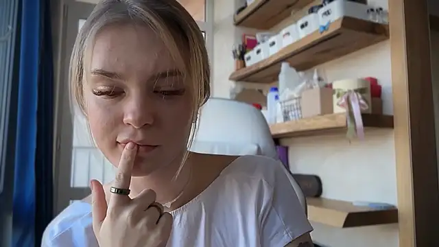 cyberl0ve  online show from April 2026 02:00:01 PM