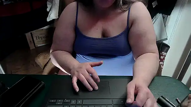 Snapshot of smalltowntrouble chatting on April 2026 01:22:02 AM smalltowntrouble online show from April 2026 01:22:02 AM