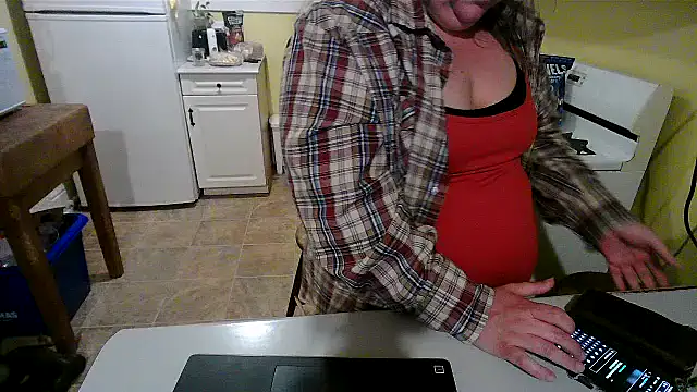 Snapshot of smalltowntrouble chatting on May 2026 01:43:02 AM smalltowntrouble online show from May 2026 01:43:02 AM