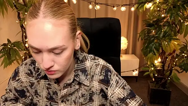 Snapshot of JenniferCamprell chatting on March 2026 04:13:01 PM JenniferCamprell online show from March 2026 04:13:01 PM