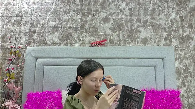 Naomimolie online show from June 2026 12:26:01 PM