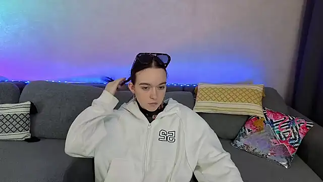 Snapshot of SunyLily chatting on May 2026 06:10:02 AM SunyLily online show from May 2026 06:10:02 AM