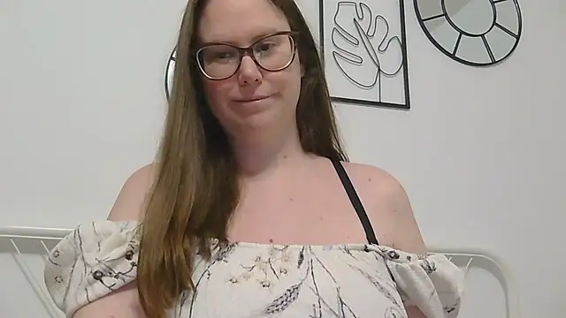 CelineThompson online show from April 2026 07:04:01 PM