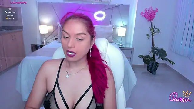 Raven-reyess online show from May 2026 06:02:01 PM