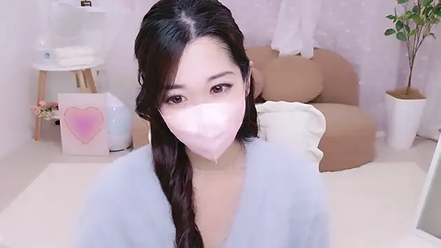 Snapshot of YURIKAsan_ chatting on April 2026 12:35:01 PM YURIKAsan online show from April 2026 12:35:01 PM