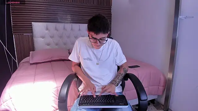 TylerCross  online show from March 2026 05:41:01 PM