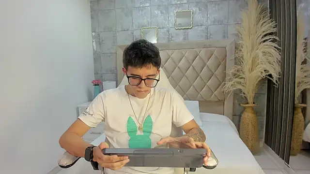 TylerCross  online show from March 2026 08:35:02 PM