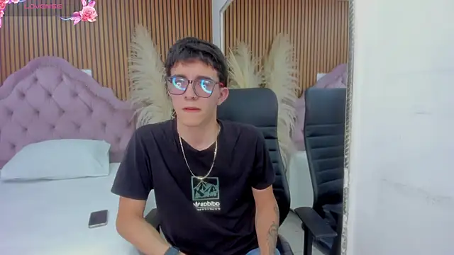 TylerCross  online show from April 2026 08:32:01 PM