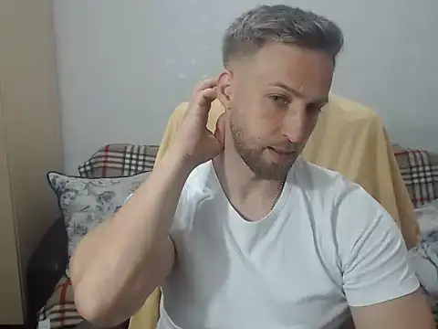 Snapshot of BlondEagleMuscle chatting on May 2026 06:42:02 PM BlondEagleMuscle online show from May 2026 06:42:02 PM