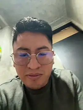 Snapshot of GoldenM95 chatting on May 2026 06:42:02 AM GoldenM95 online show from May 2026 06:42:02 AM