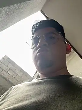 Snapshot of GoldenM95 chatting on May 2026 11:33:02 PM GoldenM95 online show from May 2026 11:33:02 PM