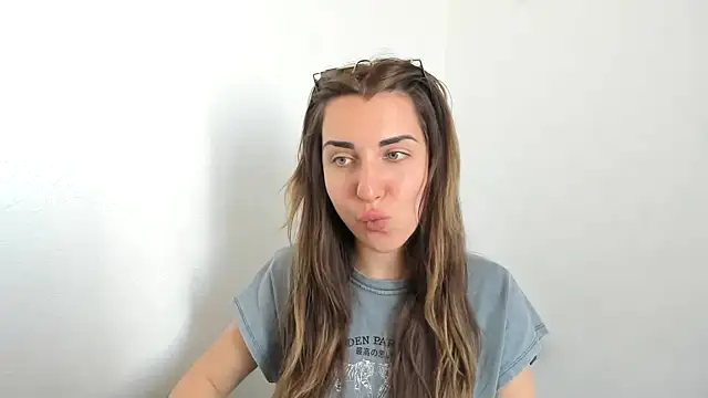 summmmersky1 online show from April 2026 01:37:02 PM