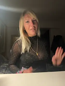 Snapshot of AtomBlondy chatting on March 2026 09:21:02 PM AtomBlondy online show from March 2026 09:21:02 PM