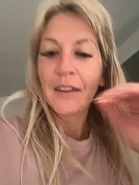 Snapshot of AtomBlondy chatting on June 2026 05:18:01 AM AtomBlondy online show from June 2026 05:18:01 AM