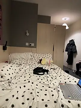 Halligirl online show from March 2026 02:43:01 PM