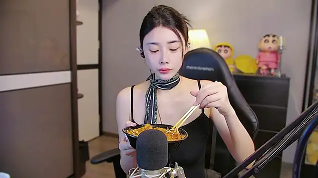 Snapshot of XiaoYuBao- chatting on July 2026 08:33:01 PM XiaoYuBao- online show from July 2026 08:33:01 PM