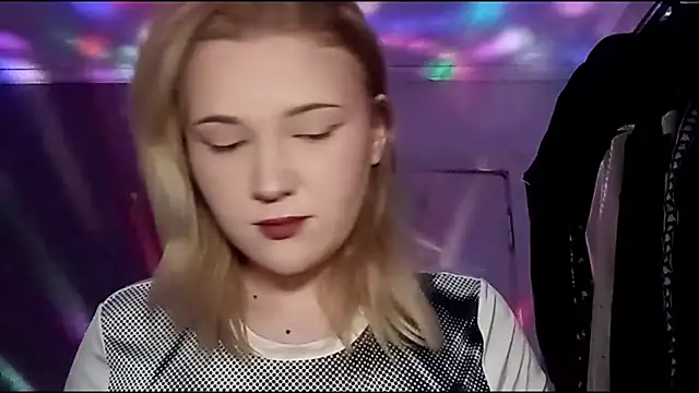 Snapshot of KsUwkA chatting on March 2026 12:11:02 PM KsUwkA online show from March 2026 12:11:02 PM