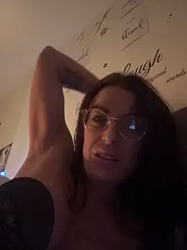 Snapshot of Eviehudson chatting on April 2026 09:49:02 PM Eviehudson online show from April 2026 09:49:02 PM