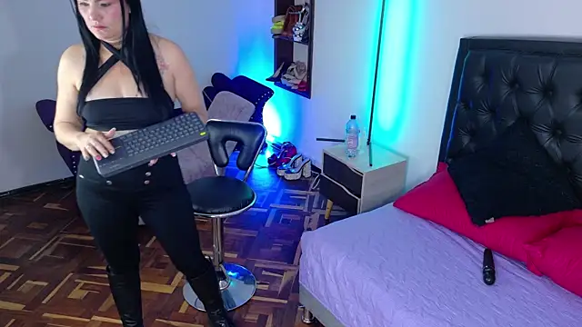 Snapshot of Scarlet_Hiit chatting on July 2026 04:17:02 AM Scarlet Hiit online show from July 2026 04:17:02 AM