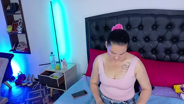 Snapshot of Scarlet_Hiit chatting on July 2026 04:28:01 AM Scarlet Hiit online show from July 2026 04:28:01 AM