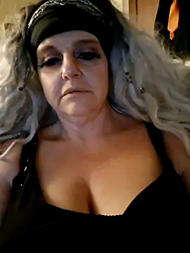 Snapshot of PiSeas chatting on June 2026 01:00:02 AM PiSeas online show from June 2026 01:00:02 AM
