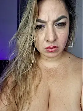 Snapshot of laurabassii chatting on April 2026 04:46:01 AM laurabassii online show from April 2026 04:46:01 AM