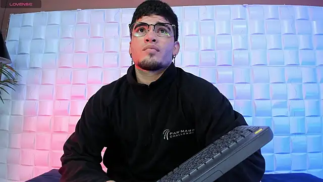 Snapshot of DanteTargaryen chatting on April 2026 03:35:02 AM DanteTargaryen online show from April 2026 03:35:02 AM