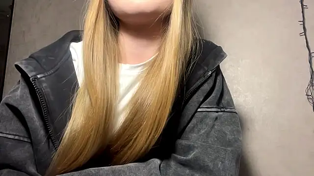 Snapshot of CarolineNine chatting on April 2026 04:23:02 PM CarolineNine online show from April 2026 04:23:02 PM