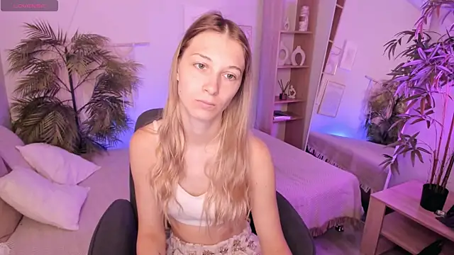Snapshot of LauraPurr chatting on June 2026 08:12:02 AM LauraPurr online show from June 2026 08:12:02 AM