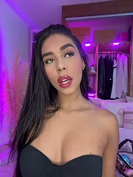 Snapshot of Rossie_Blooms chatting on May 2026 09:56:02 PM Rossie Blooms online show from May 2026 09:56:02 PM