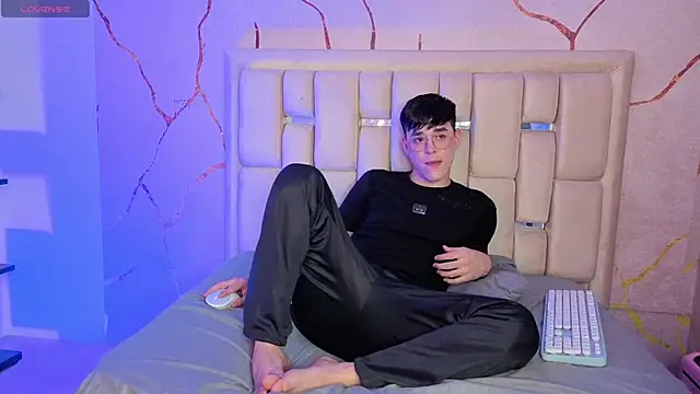 Tom Parker  online show from April 2026 10:15:01 PM