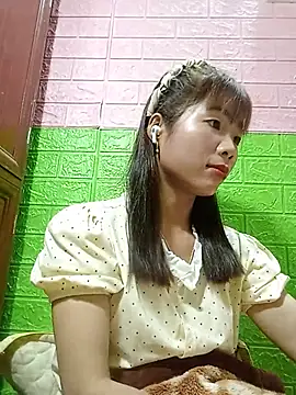 Snapshot of AmyLinee01 chatting on June 2026 07:12:02 PM AmyLinee01 online show from June 2026 07:12:02 PM