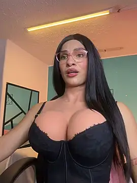 Snapshot of Honey__kiss chatting on June 2026 02:24:02 AM Honey kiss online show from June 2026 02:24:02 AM