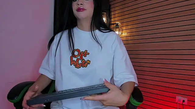 Snapshot of SweetLittleQueenBat chatting on April 2026 02:42:01 AM SweetLittleQueenBat online show from April 2026 02:42:01 AM