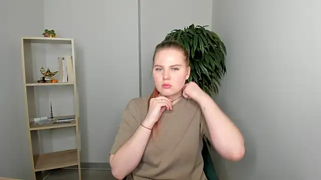 Snapshot of PaulinaBigley chatting on April 2026 09:39:01 AM PaulinaBigley online show from April 2026 09:39:01 AM