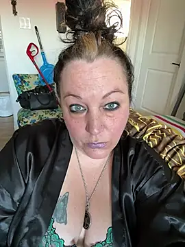 Snapshot of Queenemerald chatting on March 2026 07:02:02 PM Queenemerald online show from March 2026 07:02:02 PM