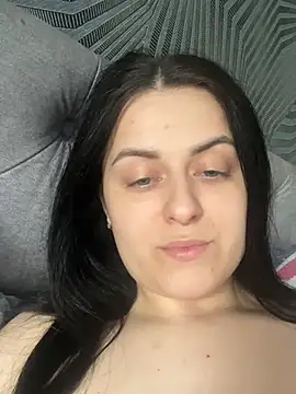 Snapshot of Velliaa chatting on May 2026 12:00:02 PM Velliaa online show from May 2026 12:00:02 PM