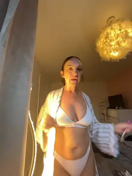 Snapshot of Ladyluxee chatting on June 2026 06:12:01 PM Ladyluxee online show from June 2026 06:12:01 PM