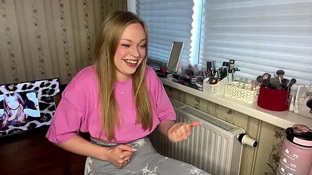 Snapshot of LolaZola chatting on March 2026 11:33:02 AM LolaZola online show from March 2026 11:33:02 AM